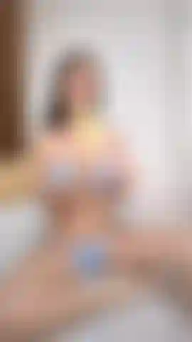 Un nouveau jouet banane - oh mon dieu, il m'a transformé en un désordre tremblant sur le sol de la salle de bain.