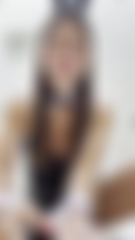 Un lapin autoritaire joi.