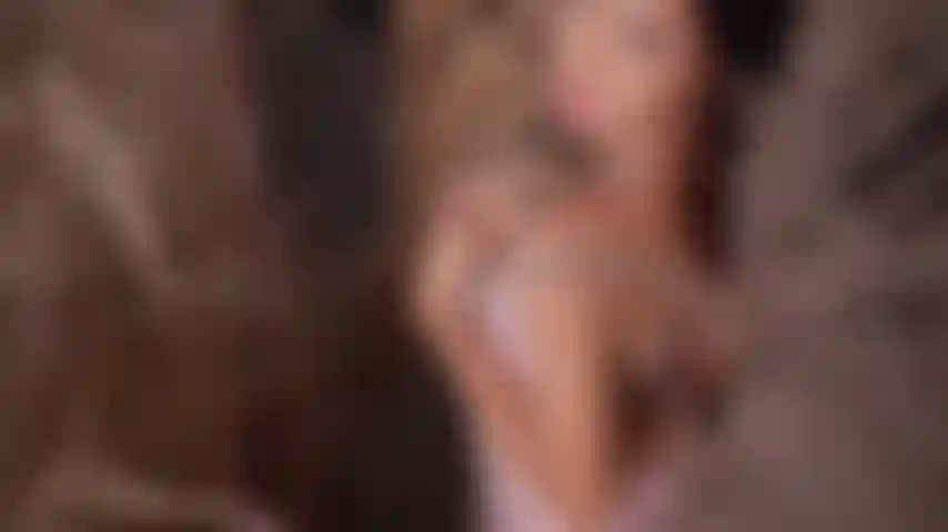 Enveloppée de rose, me mouvant lentement, et regardant droit dans vos yeux… prenez votre temps et laissez mon regard vous garder captivé. Continueriez-vous à regarder ?