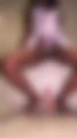 Baise ma chatte de cuisse s'il te plaît.