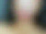 4 K se branle sur de faux seins noirs brillants.