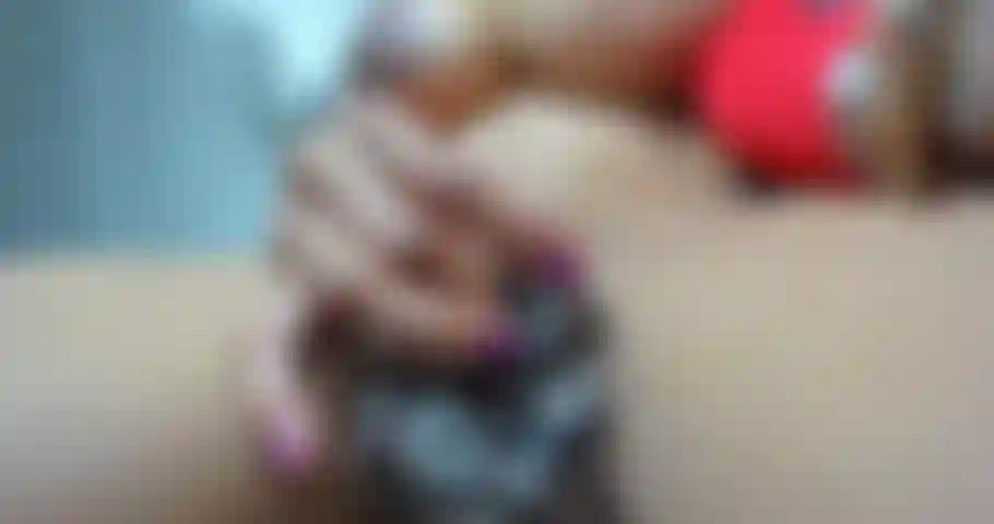 Après le dîner et le vin, cette milf salope a envie de prendre son pied. Regarde-moi baiser ma chatte et jouir.