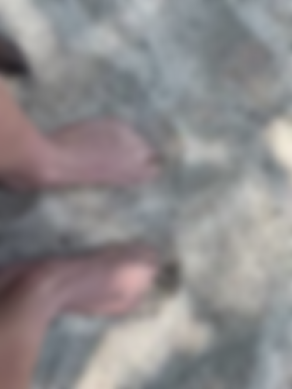 Les pieds dans le sable.