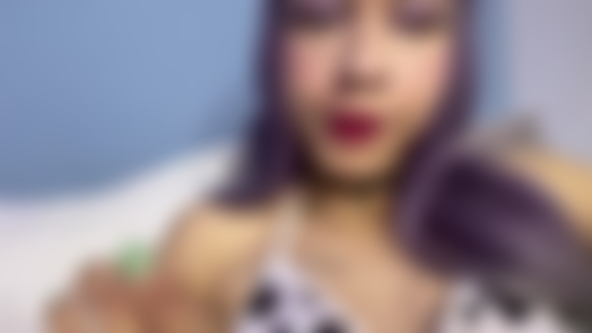 Léchant mon propre sperme sur mes pieds.