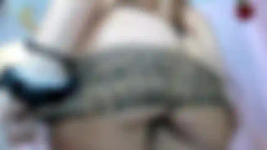 Fesses qui claquent, teaser satisfaisant de culotte qui tombe.