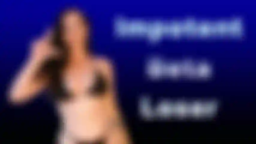 Pendant que tu regardes mon corps sexy dans ce bikini en pvc noir, je sais que tu penses à quel point tu voudrais désespérément caresser ta bite dure mais tu ne peux pas ! Tu t'es tellement branlé que tu l'as cassée, peut-être que tu as trop grossi ou peut-être que tu souffres simplement de dysfonction érectile ordinaire mais que tu refuses d'en parler à un médecin. Quoi qu'il en soit, tu es impuissant, ta bite est petite et rabougrie, tu n'arrives tout simplement pas à bander peu importe ce que tu fais.Ça ne t'empêche pas de toucher cette bite pathétique et cassée. Tu la tripottes probablement encore plus, en tirant sur ce pénis pathétique et flasque. Tu es définitivement condamné à ne plus jamais avoir de chatte, ta bite molle et stupide a scellé ton destin en tant que loser bêta privé de chatte, tu ne sentiras plus jamais l'intérieur d'une chatte.Le sexe est réservé aux vrais hommes et tu n'es qu'un loser bêta impuissant.
