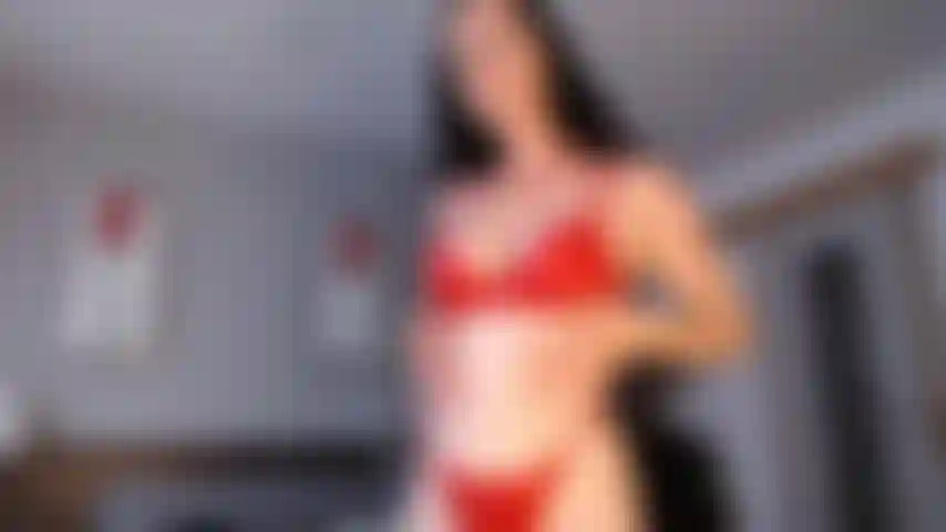 Sissy désespérée et excitée. Tellement désespérée de se montrer, tellement désespérée d'être vue. Mais tu es une petite lâche apeurée, n'est-ce pas ? Eh bien, la tâche d'aujourd'hui va t'aider à combattre tous ces problèmes. Je vais te laisser choisir le niveau de risque que tu souhaites prendre. Cette tâche va te pousser hors de ta zone de confort, mais tu peux décider du niveau de risque. Cette tâche est là pour t'aider à exprimer ta nature de sissy, ta vraie nature.