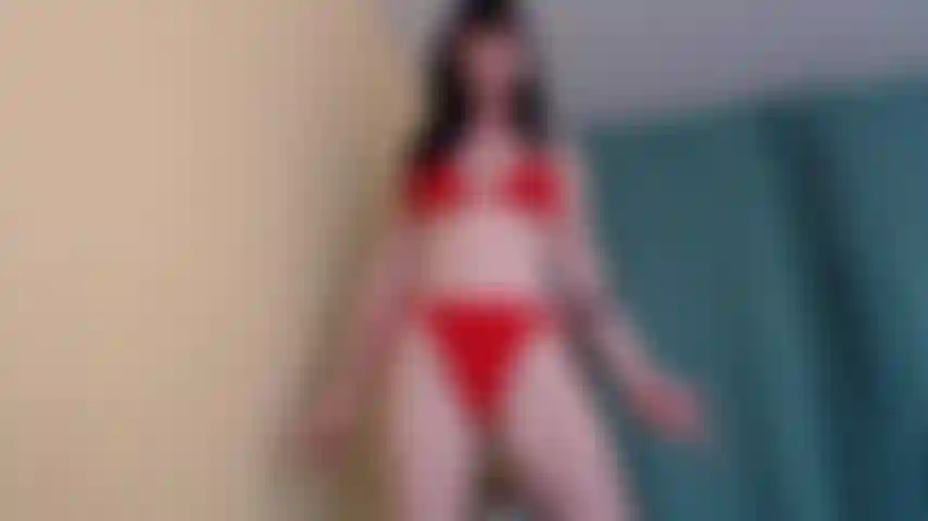 Une étudiante nouvellement célibataire veut sucer la bite de tout le monde mais la vôtre, votre bite est tellement petite !