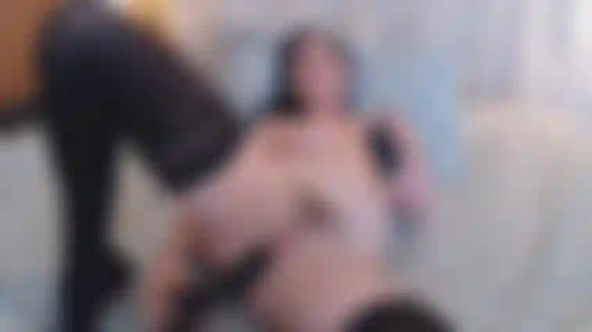 Je baise ma chatte crémeuse avec une grosse bite jusqu'à ce que je jouisse.