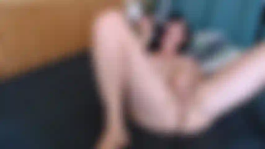 Baise ma chatte poilue rose avec un gros gode noir.