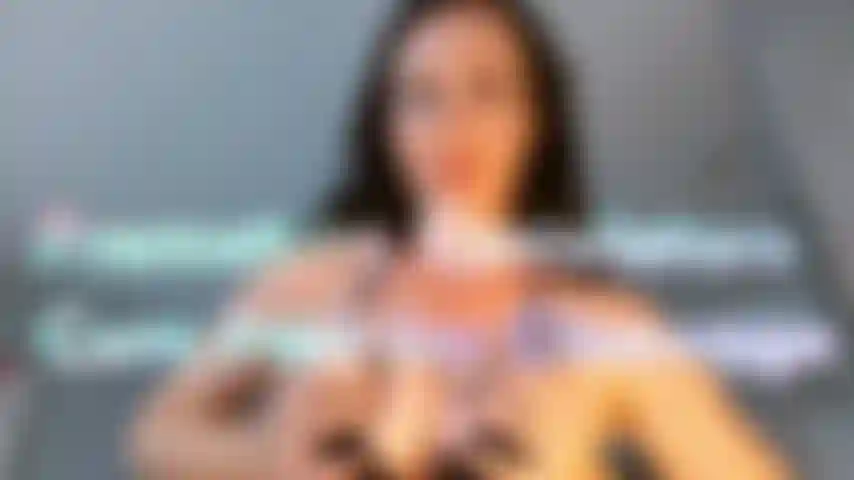 Tu adores mes seins magnifiques et mon décolleté. J'adore te taquiner, te les fourrer dans la figure. Je sais que tu as une bite cassée, je sais que tu es un éjaculateur précoce et je sais que tu es un raté sexuel. Mon décolleté va te faire jouir tellement vite, prouvant que tu as une bite de loser, bonne à rien. Tu ne baiseras jamais, tu seras éternellement un loser sans chatte, éjaculateur précoce pour toujours.