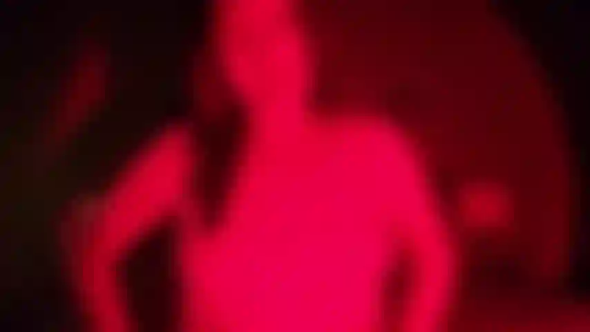 Pegging fantasy : dans cette vidéo, je décris l'un de mes fantasmes ultimes. On s'est rencontré dans un bar, tu as tout payé en pensant que tu allais avoir de la chance... Quand on rentre chez moi j'enfile mon strapon et c'est moi qui l'utilise toi.