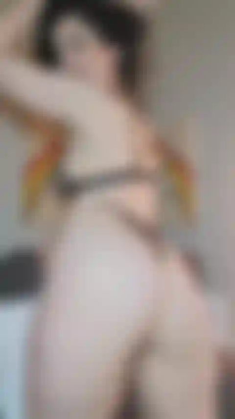 Oui, je finis par me déshabiller : un strip-tease silencieux, quelqu'un ? Cette vidéo comprend beaucoup de taquineries en lingerie mais finalement j'enlève tout pour vous.