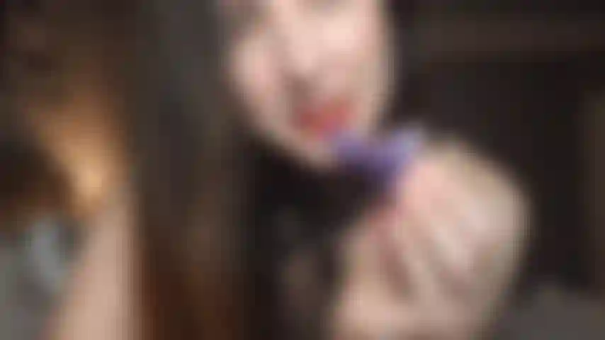 Sph pov avec un petit gode : dans ce clip, je vous dis à quel point votre petit pénis est insignifiant tout en vous taquinant en léchant et en caressant un petit pénis. J'exhibe mon corps pour ajouter l'insulte à l'injure.