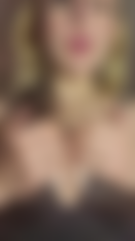 Goon pour mes seins : écoute juste ma voix douce et fais ce que je dis. Tu es maintenant sous mon charme, exactement comme je l'aime. Goon plus dur pour moi.