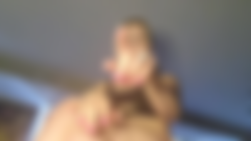 Adoration du cul et nettoyage : dans cette vidéo, je porte de la lingerie noire et elle est filmée d'en bas, là où tu appartiens. Une fois que tu auras correctement couvert mon cul de baisers, lèche mon trou du cul pour le nettoyer ! Bon garçon.