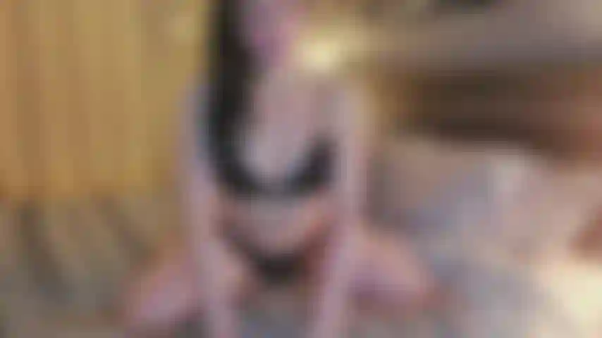 Endurant ce cul : dans cette vidéo taquine, je vous dis à quel point vous souhaiteriez que je vous attache à ce lit, pour endurer mon facesitting étouffant. J'irais même jusqu'à suggérer que je pourrais même aimer le facesitting plus que toi !