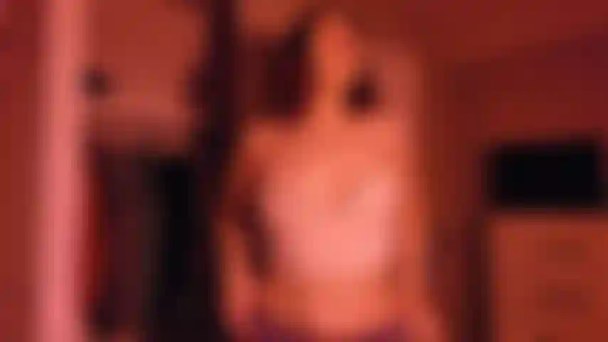 Feu rouge, feu vert : dans cette vidéo, je joue au jeu joi populaire avec une variante, au lieu de dire feu rouge, feu vert, j'utilise des lumières colorées. Cette vidéo comprend une allumeuse sexy, un compte à rebours puis un démenti !