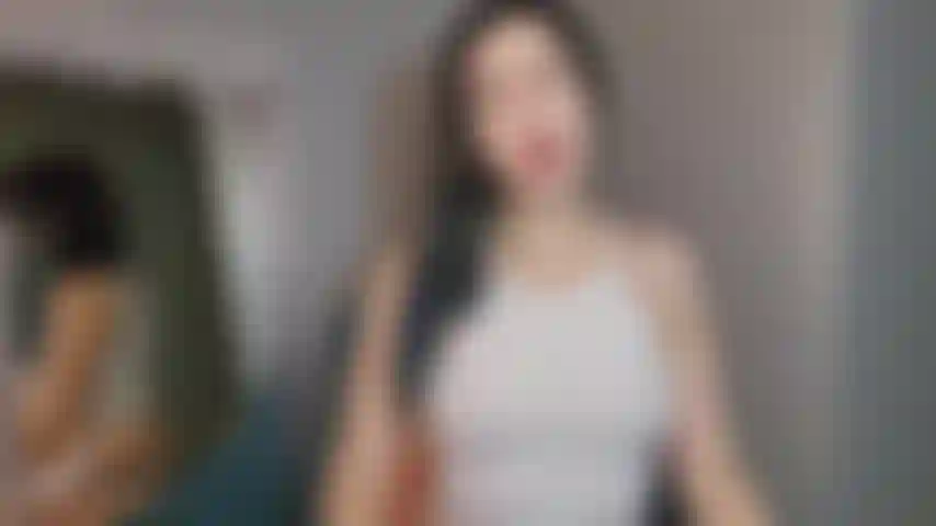 Joi et niée : vêtue seulement d'un petit haut et d'un sous-vêtement string, je te fais une allumeuse très sexy tout en t'encourageant à te branler pour moi. L'objectif est de vous rendre dur et désespéré et de vous nier à la fin.