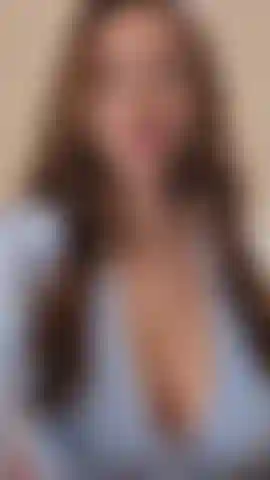 Des seins naturels jouent.