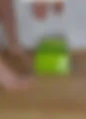 Je détruis mon gâteau d'anniversaire avec ma nouvelle pédicure.