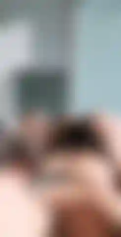 Penchée dans un string en dentelle.