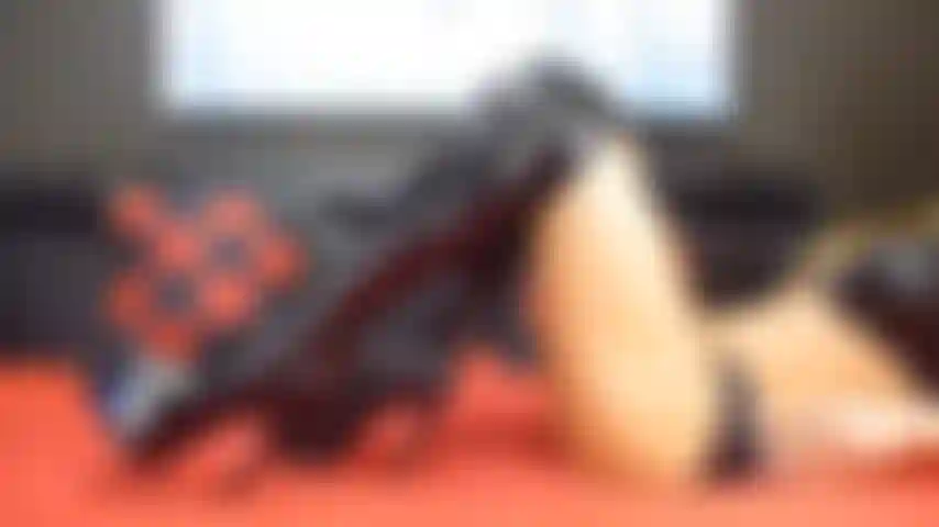 1 Min arnaque regarde mon cul parfait, mes longues jambes.. Je peux imaginer à quel point tu veux en voir plus.. Haha tu rêves ? La seule chose que tu mérites c'est mon sourire car je sais que tu es arnaquée par moi !