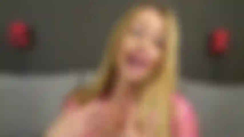 Mes seins te contrôlent - tu deviens toujours aussi stupide et excitée chaque fois que je porte ce microbikini. Je rends impossible la résistance... Tu en as besoin maintenant, ma faible petite marionnette !