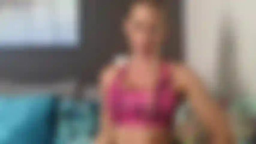 Mes biceps gagnants tes bras sont faibles. Beaucoup plus faible que la mienne. Non seulement plus faible, mais aussi plus petite ! Relevons un défi ! Tu essaies de me copier, mais tu échoues ! Mes biceps gagnent toujours ! Tu restes ma crevette faible pour toujours !