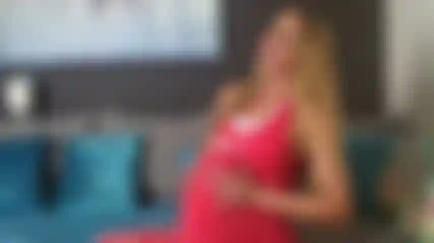 Fat piggy vs. Fit lady, tu es un gros homme avec un gros ventre. Je ris toujours des gros cochons paresseux comme toi, comme tu es paresseux et pathétique ! Je vous montre mon propre ventre en forme et plat, mais vous ne pouvez jamais avoir de tels abdos !