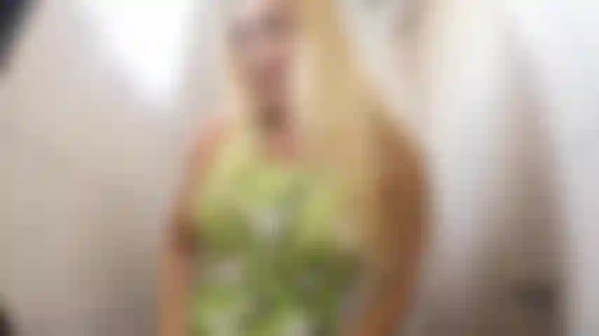 Un orgasme public avec un jouet interactif dans un centre commercial, je conduis ma voiture, je marche et je mange dans un centre commercial, je fais du shopping pendant que mon jouet luxuriant est en moi et qu'un de mes amis le contrôle sur son téléphone portable.