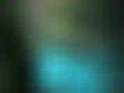 Julie au bord de la piscine.