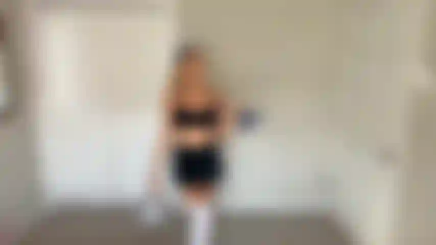 Une pom-pom girl populaire qui intimide les nerds dans le cbt et le joi.