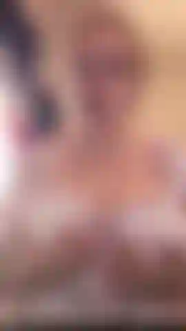 Je dénude mes seins, je pince mes tétons, je te commande de te branler joi je fais glisser le haut de ma robe, puis je tends la main derrière moi pour décrocher mon soutien-gorge blanc, le laissant tomber. Mes seins généreux se déversent, les tétons durs. Mmm, regarde-moi les masser et les presser... Je pince mes tétons sensibles. Branle ta queue pour moi — serre-la bien et lentement pendant que je taquine ces seins. Jouis quand je te le dis ! #Bigboobs #bigtits #bignipples #curve #joi #dirtytalk.