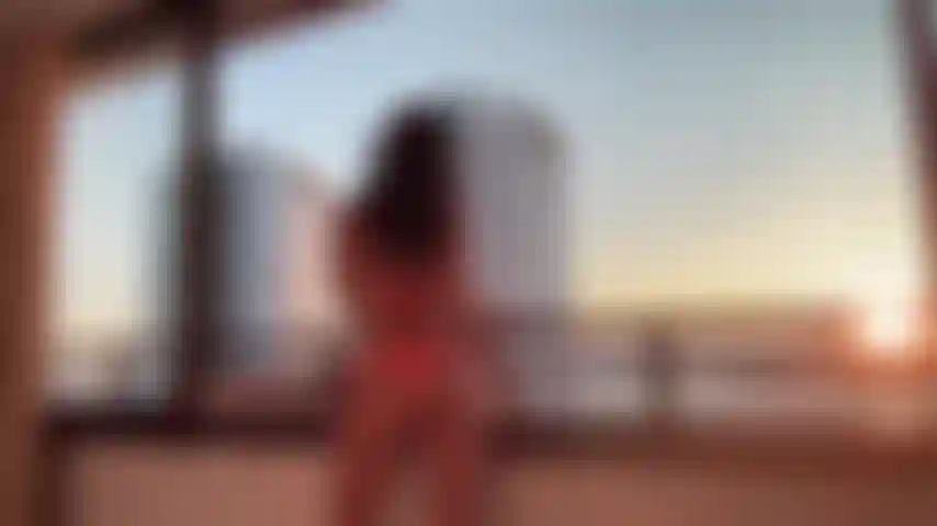 12. Vidéo sexy utilisant de l'huile sur tout mon corps.