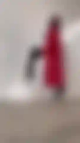 29. La vraie déesse partage avec vous ma séance photo en bottes et manteau rouge, c'était sexy et chaud.