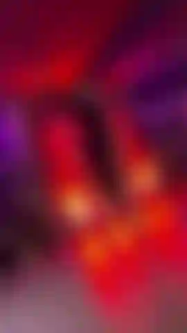 48. Pole dance en robe et talons argentés de 20cm.