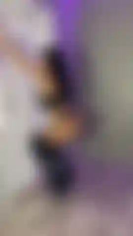 44. Pole dance sexy, taquine en lingerie chaude et bottes hautes.