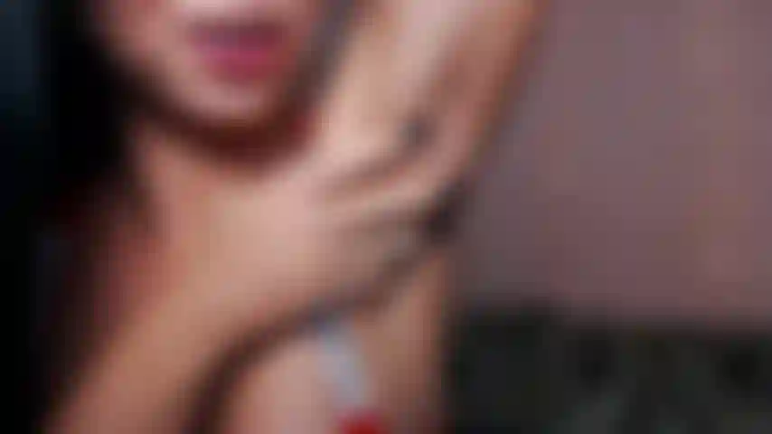 38. Fétichiste des aisselles, taquine, lèche, chatouille avec un pinceau de maquillage et seins nus.