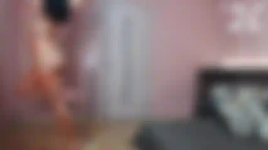 2. Pole dance avec un jouet vibrant dans ma chatte ;).