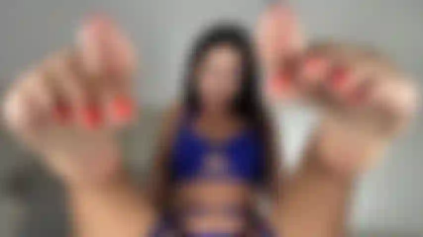 25. Feet joi, foot job avec mes pieds de déesse parfaits.