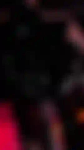 47. Chaude, sexy et forte danse de pole dance en body, gants et bottes en latex.