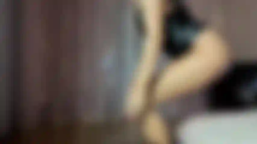 40. Pole dance sexy en body à moitié cuir et talons décapants.