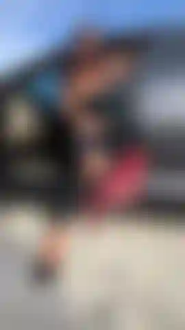 33. Adore mes pieds parfaits dans la voiture mon bon garçon.