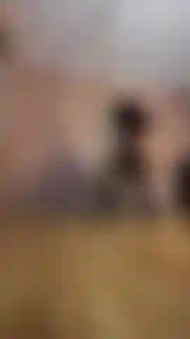 31 . Pole dance sexy dans une nouvelle tenue chaude et des bottes.