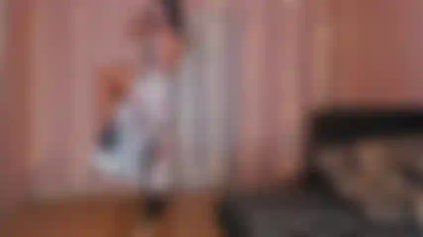 30. Pole dance en robe longue d'été sans culotte ni talons.