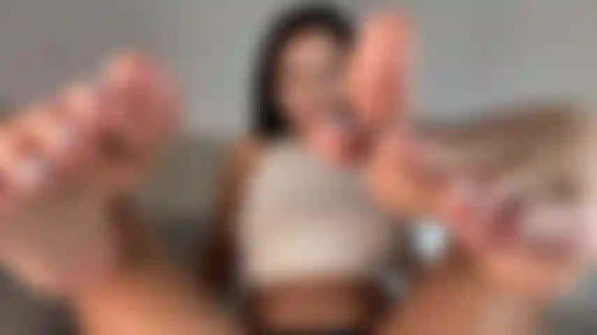 41. Contrôle-toi. Mes ongles blancs dans ta bouche.