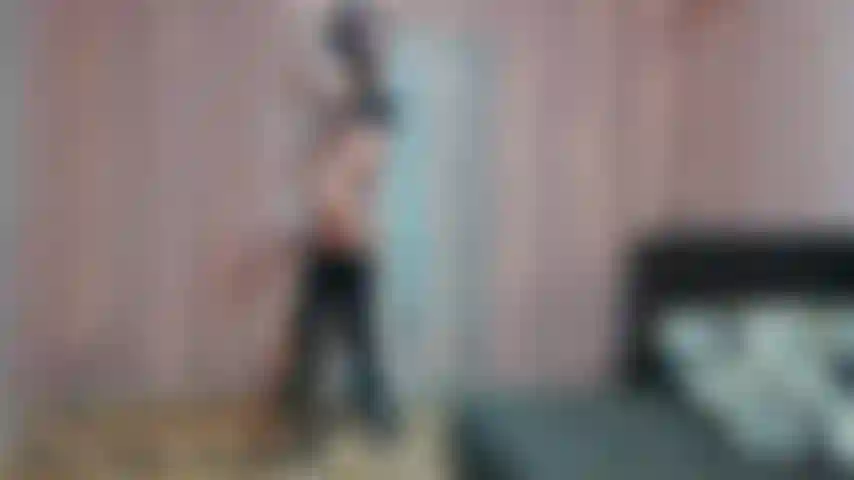 28. Pole dance en bottes hautes et lingerie + je ressens des vibrations :).