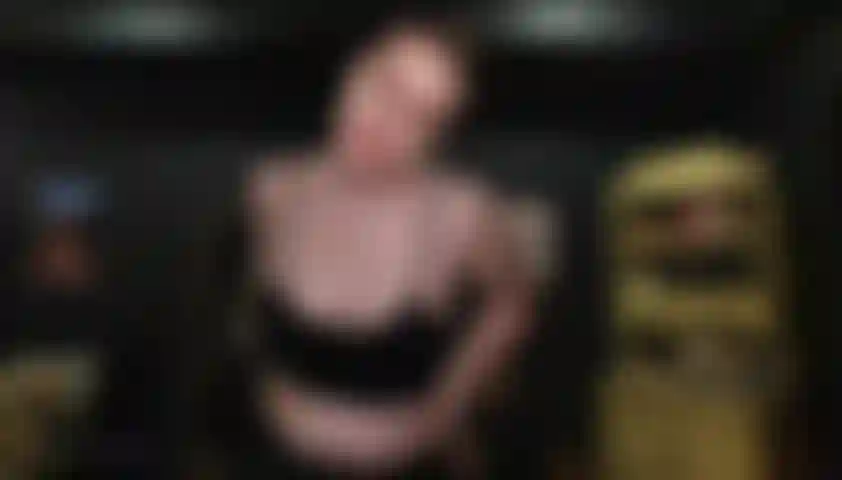 Je suce une bite au bar pour une déesse et je prends sa charge.