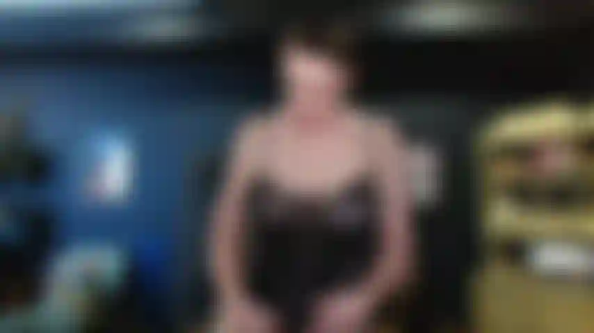 Sissy cocu prend le strapon.